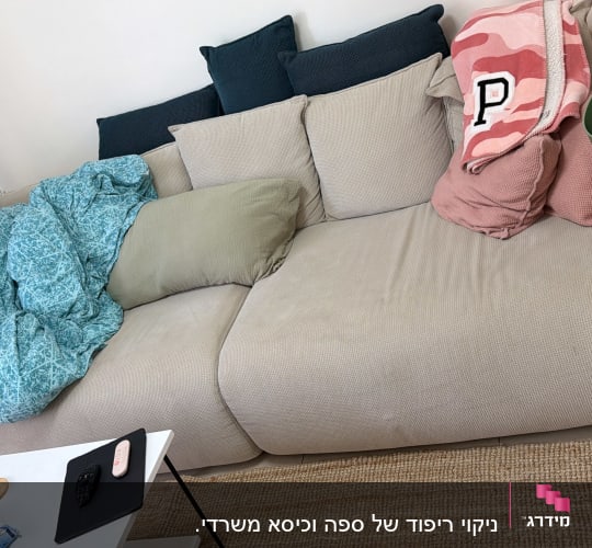 ספה עם כריות ושמיכה בסלון ביתי